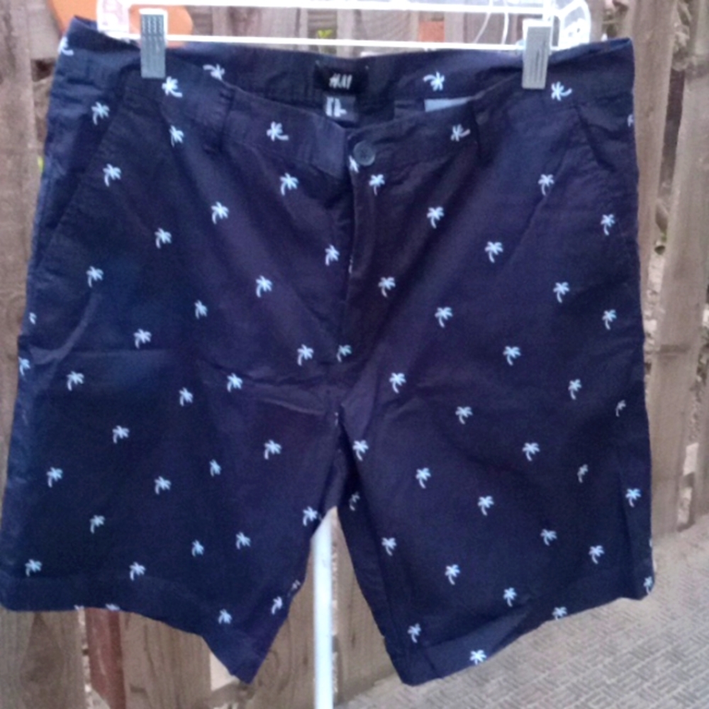 Men shorts good condition size 34. H&M. Leg inseam 9 inches. Navy blue.